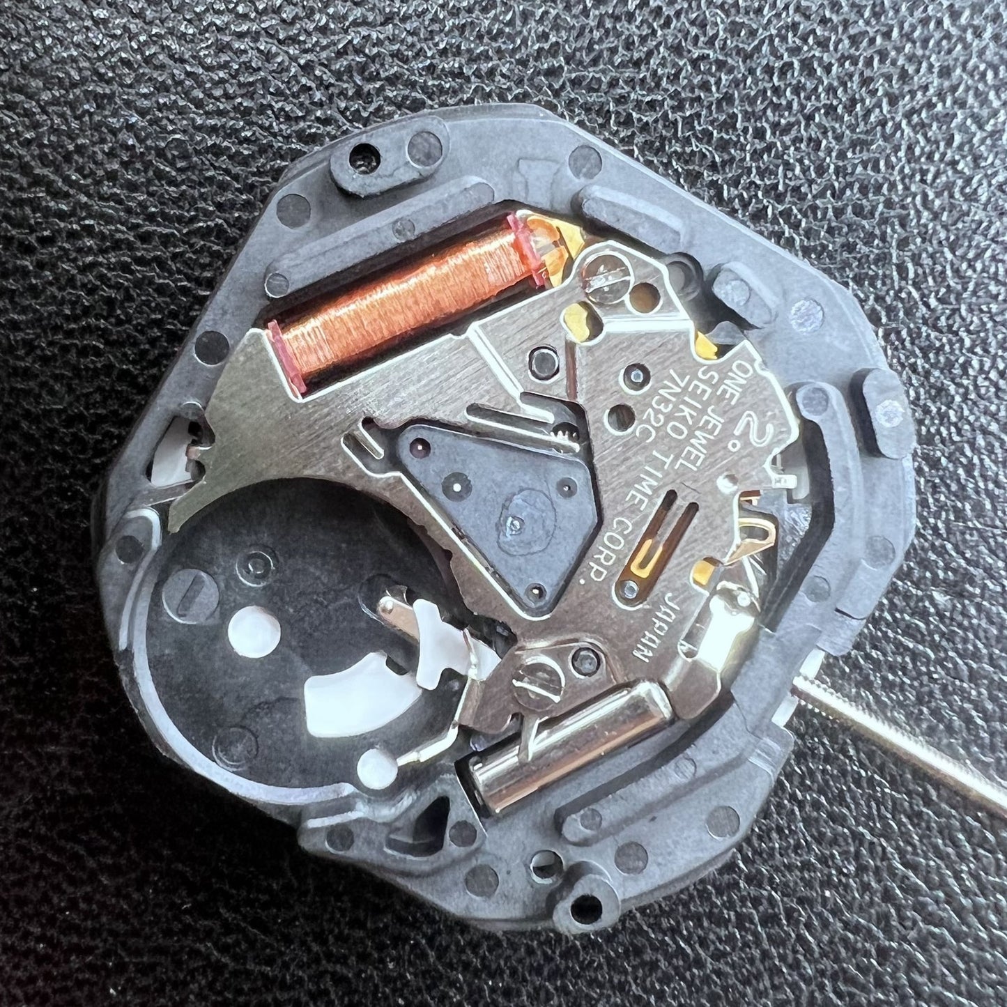 Seiko 7N32C Quartz watch movement showing three hands and single date at 3 o'clock for watch accessories.