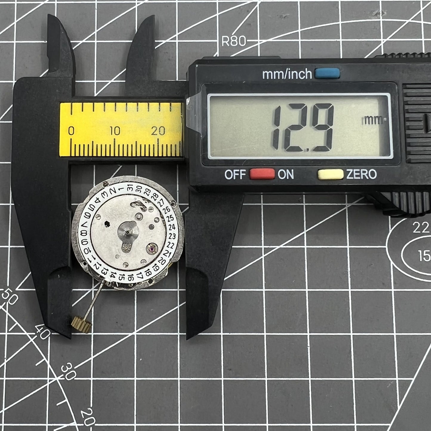 Shanghai 8120 mechanical watch movement, Automatikwerk for practice and disassembly, precision engineering.