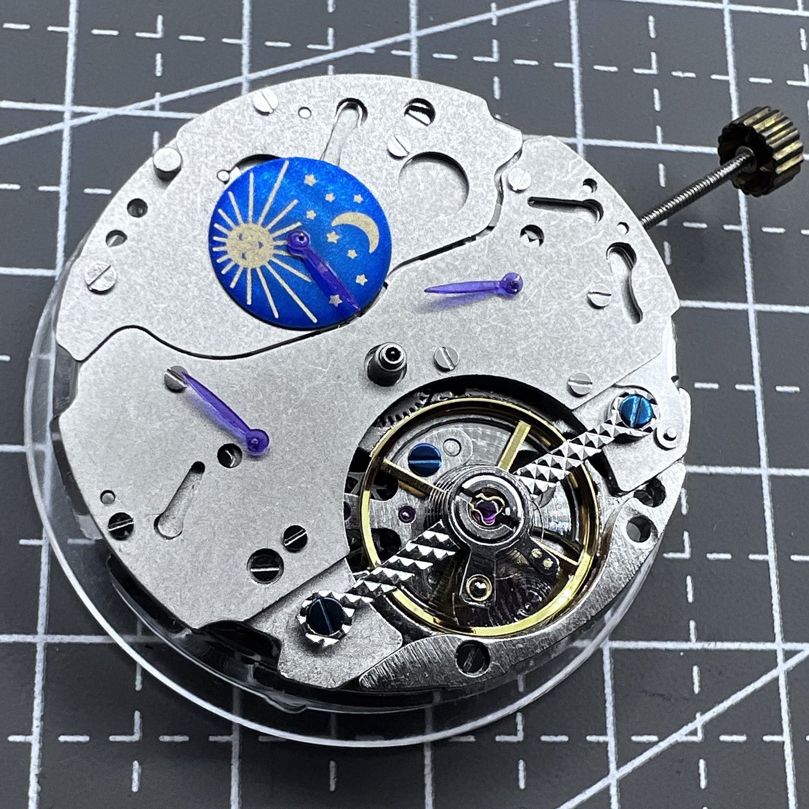 Multifunctional automatic watch with moon phase and 12-hour display, elegant design