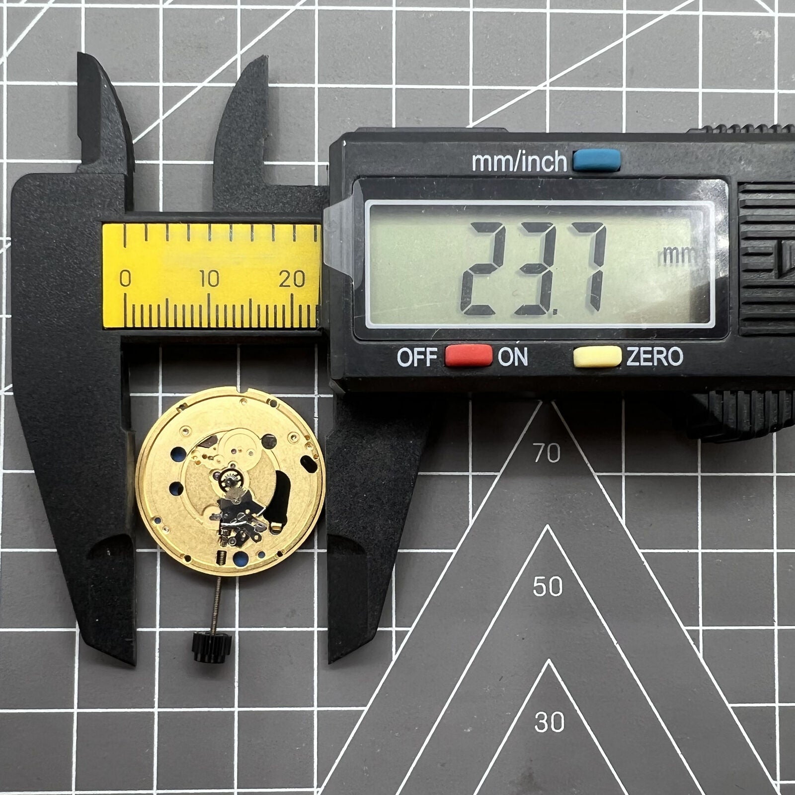 Swiss Made ETA 955.432 quartz watch movement with 2 hands, precision craftsmanship by ETA for accurate timekeeping.