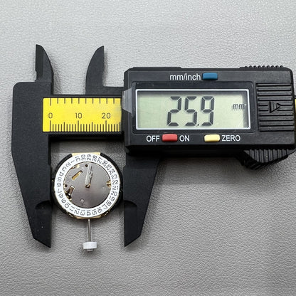 Quarzuhrwerk Swiss Ronda 3520D mit Datumsanzeige bei 3 Uhr Position, pr�zises Uhrwerk von Ronda.