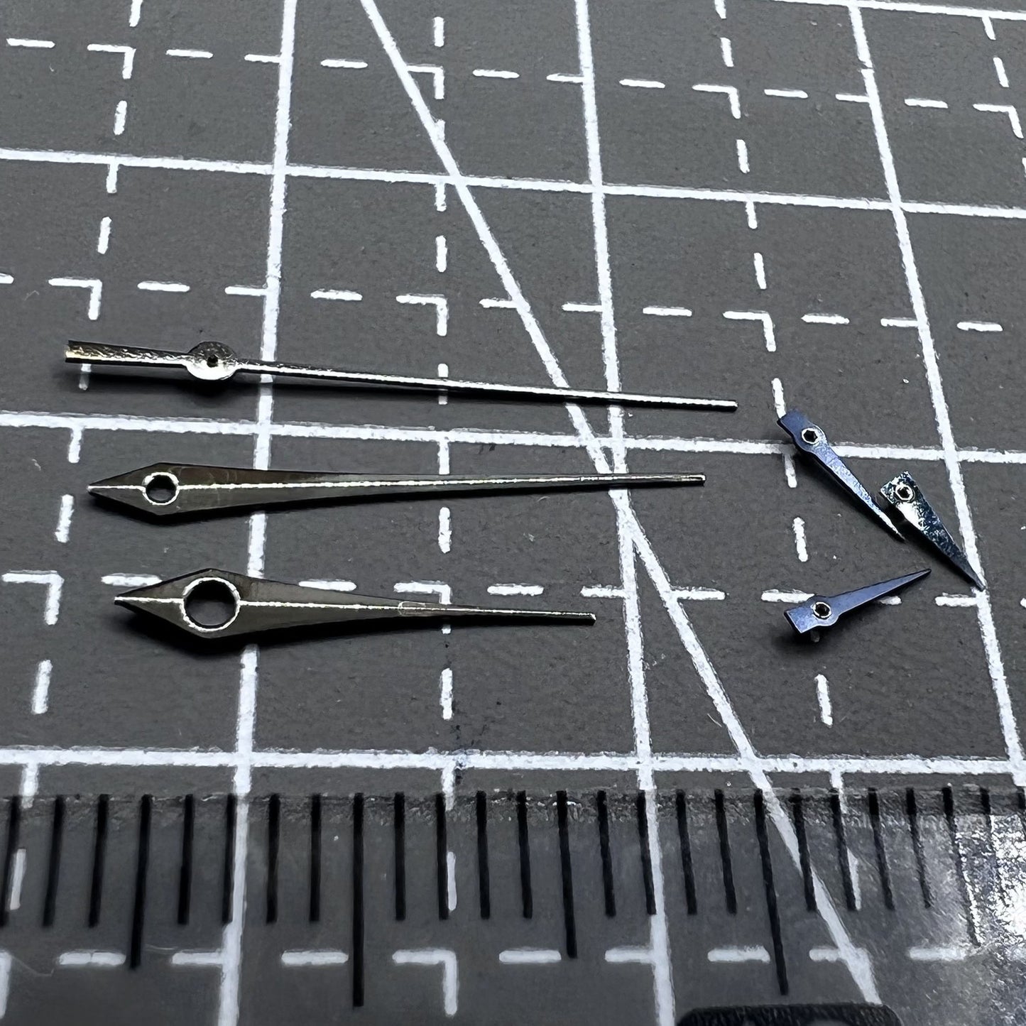 Schwarzes 15mm Uhrzeigerset mit langen Pfeilzeigern, 6-teilig, passend f�r Miyota JS15 Uhrwerke, Marke Schwarzes.