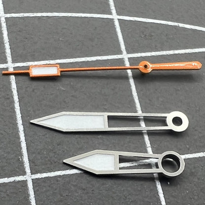 Set aus orangearbenen Ziernbl�ttern mit gr�n leuchtenden Details und silbernen Zeigern, ideal f�r elegante Uhren.