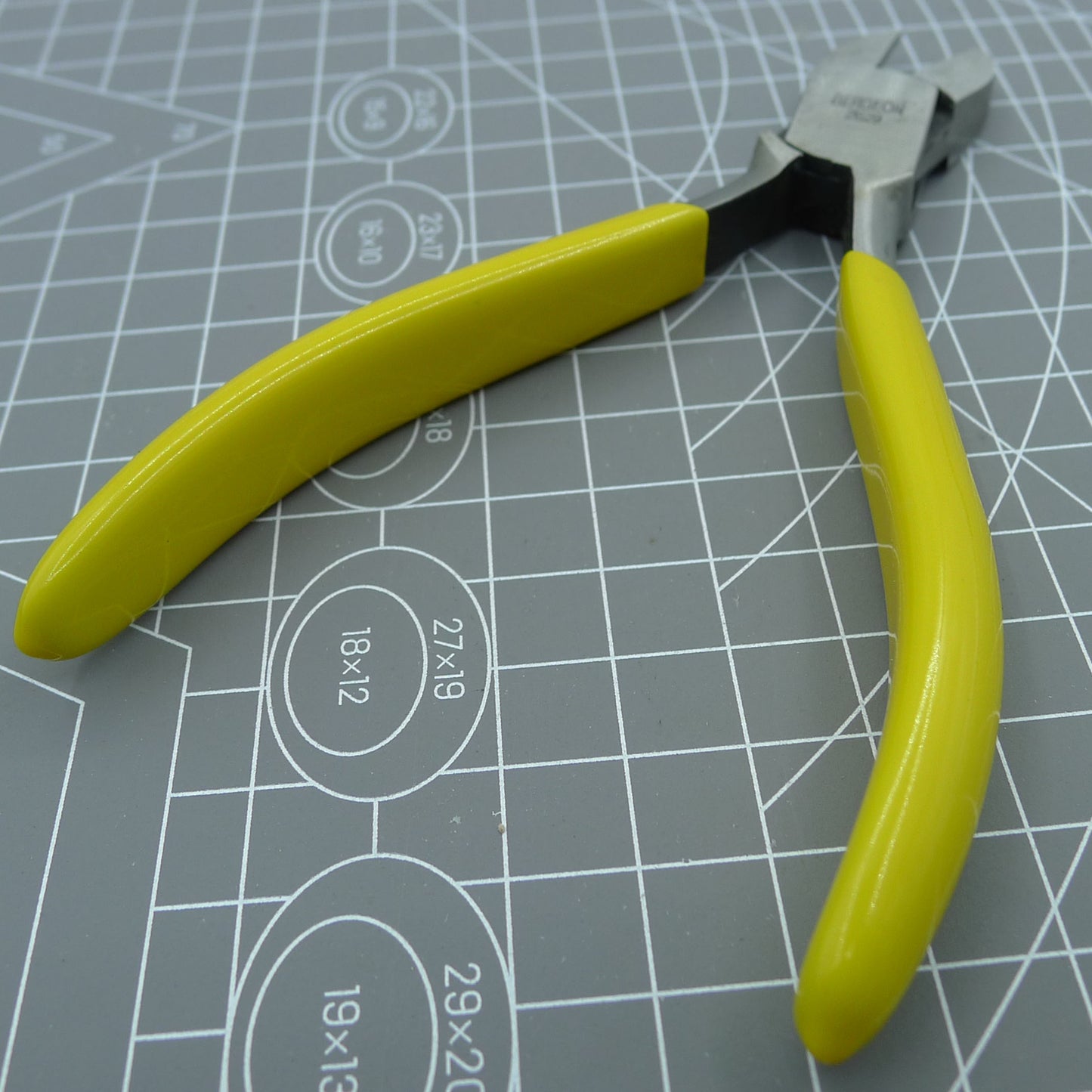 Bergeon 2629 Swiss Made side cutters pliers with rounded tip for precise watch repairs, 130mm length