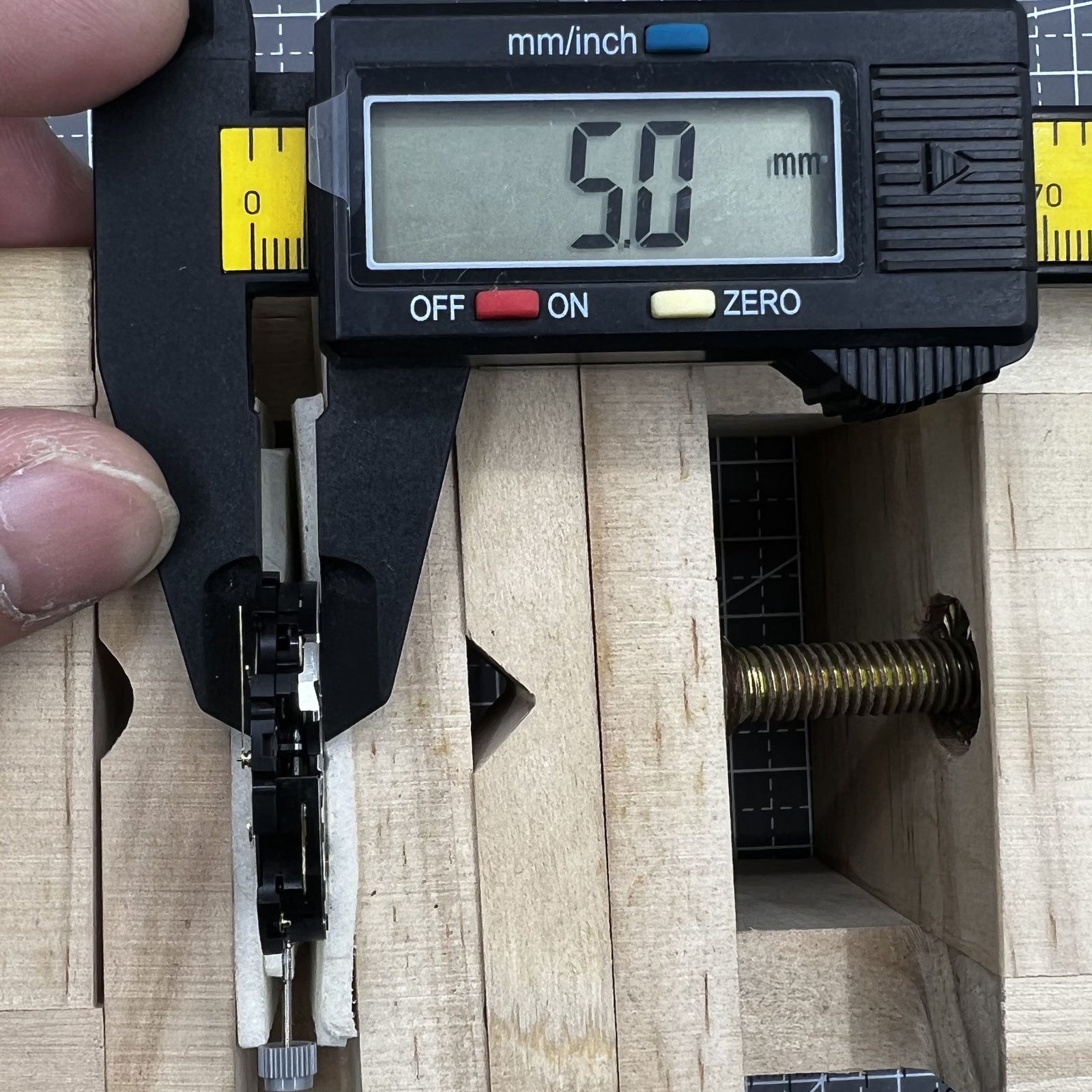 ETA Quarzwerk G10 212 mit Dreizeigerdatum um 6 Uhr f�r pr�zise Uhrwerke