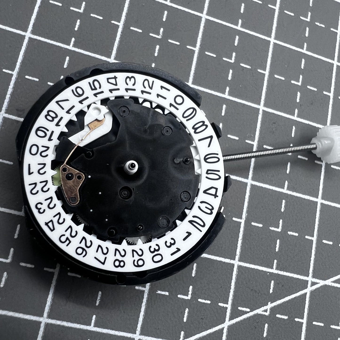 2 Stück Sunon PE81 Quarzuhrwerk mit 3 Zeigern und Datumsanzeige bei 3 Uhr