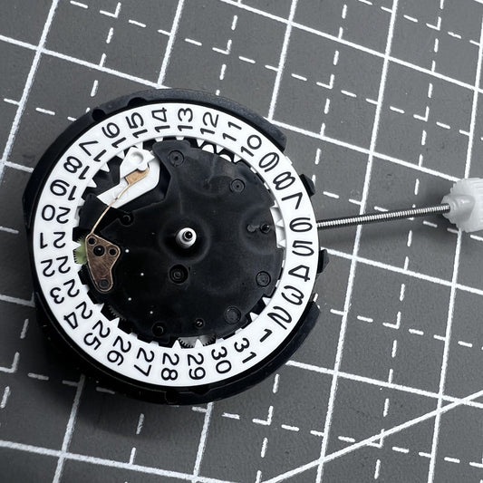 2 Stück Sunon PE81 Quarzuhrwerk mit 3 Zeigern und Datumsanzeige bei 3 Uhr