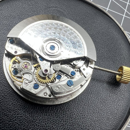 Dandong 7750 7753 automatic watch movement with single calendar at 6 o'clock, precise and reliable mechanism.