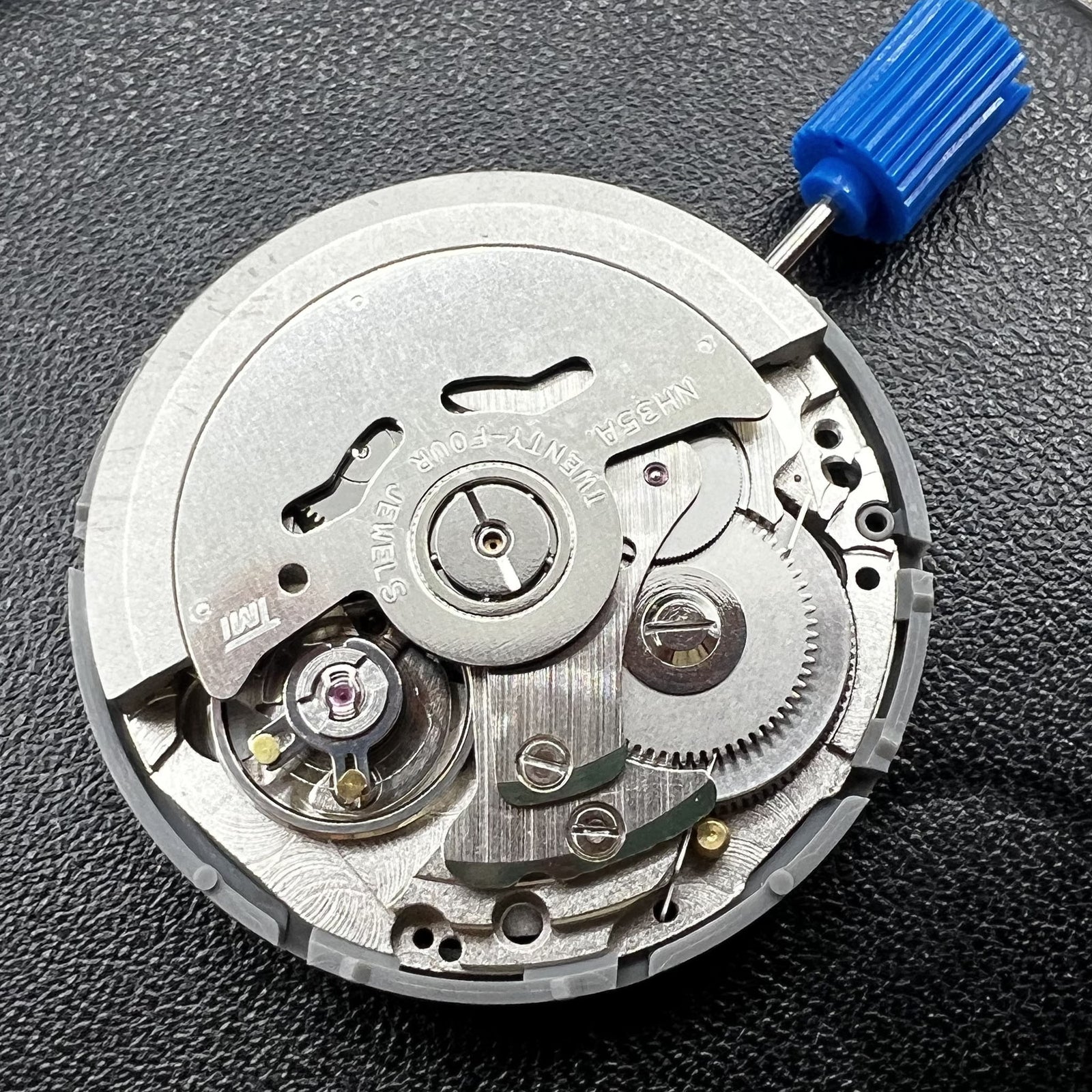SEIKO NH35 Automatik-Uhrwerk mit schwarzem Zifferblatt und Datumsanzeige bei 3 Uhr, ideal f�r Uhrenliebhaber.