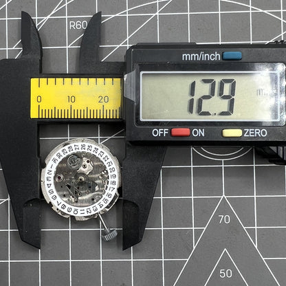 Miyota/Citizen 8200 series watch movement showing single calendar date at 6 o'clock, precise and reliable timekeeping.