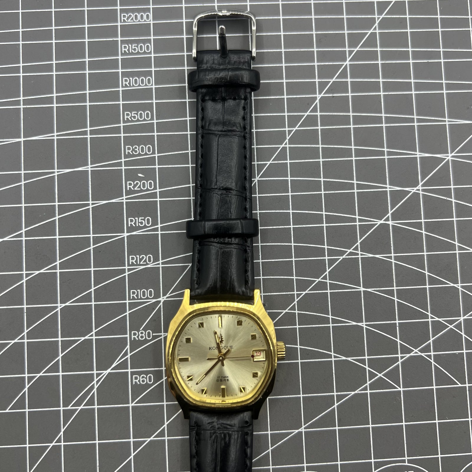 Manuelle mechanische Uhr Dandong mit goldenem Zifferblatt und Einzelkalender, 17 Steine, elegantes Design
