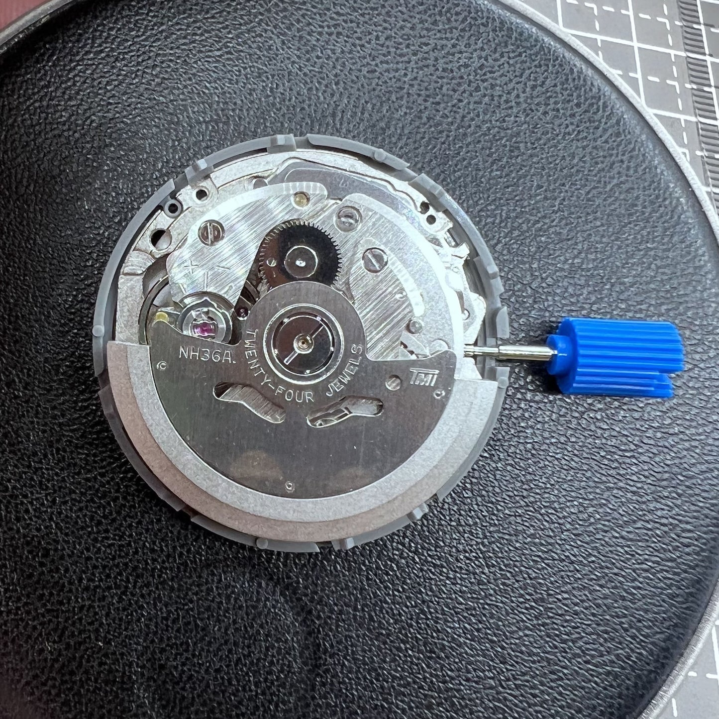 Seiko NH36A mechanisches Uhrwerk mit schwarzer Wochentaganzeige und Krone bei 3 Uhr - hochwertiges Uhrenzubeh�r.