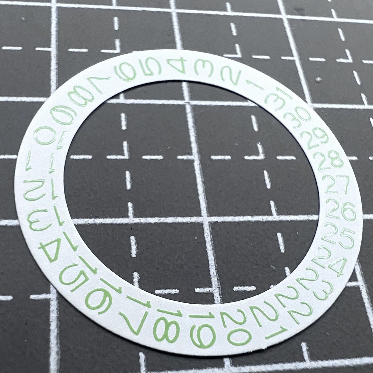 2 Stück weiße Hintergrund hellgrüne Zahlen Scheibe Datumsring für NH35 NH36