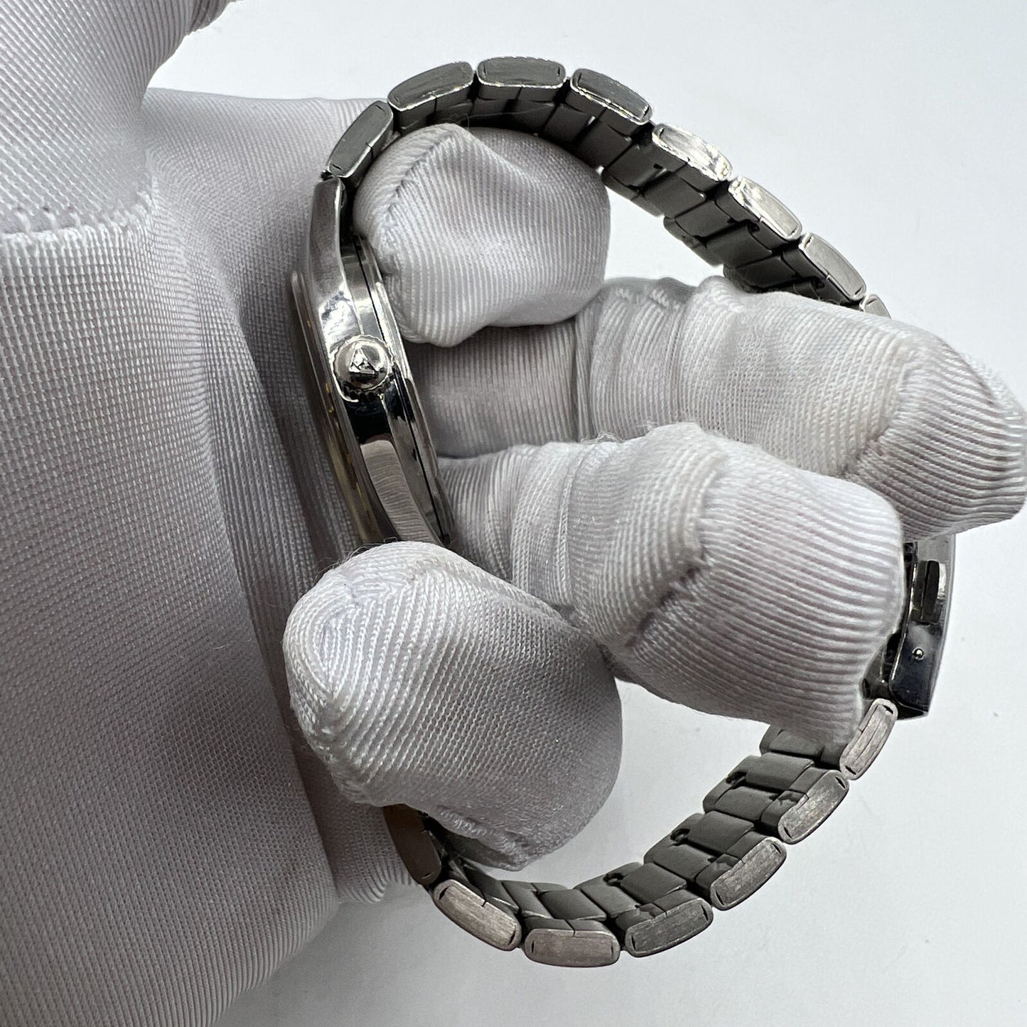 32mm Chinese Taihang manual watch, black dial with golden markers, 17-jewel precision movement for accurate timekeeping