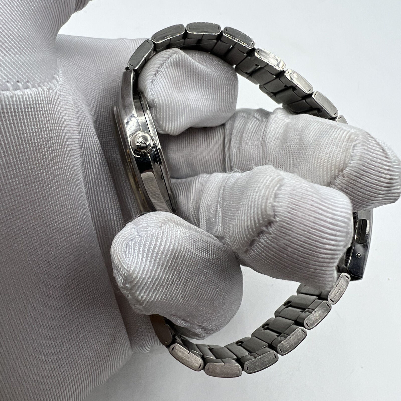 32mm Chinese Taihang manual watch, black dial with golden markers, 17-jewel precision movement for accurate timekeeping