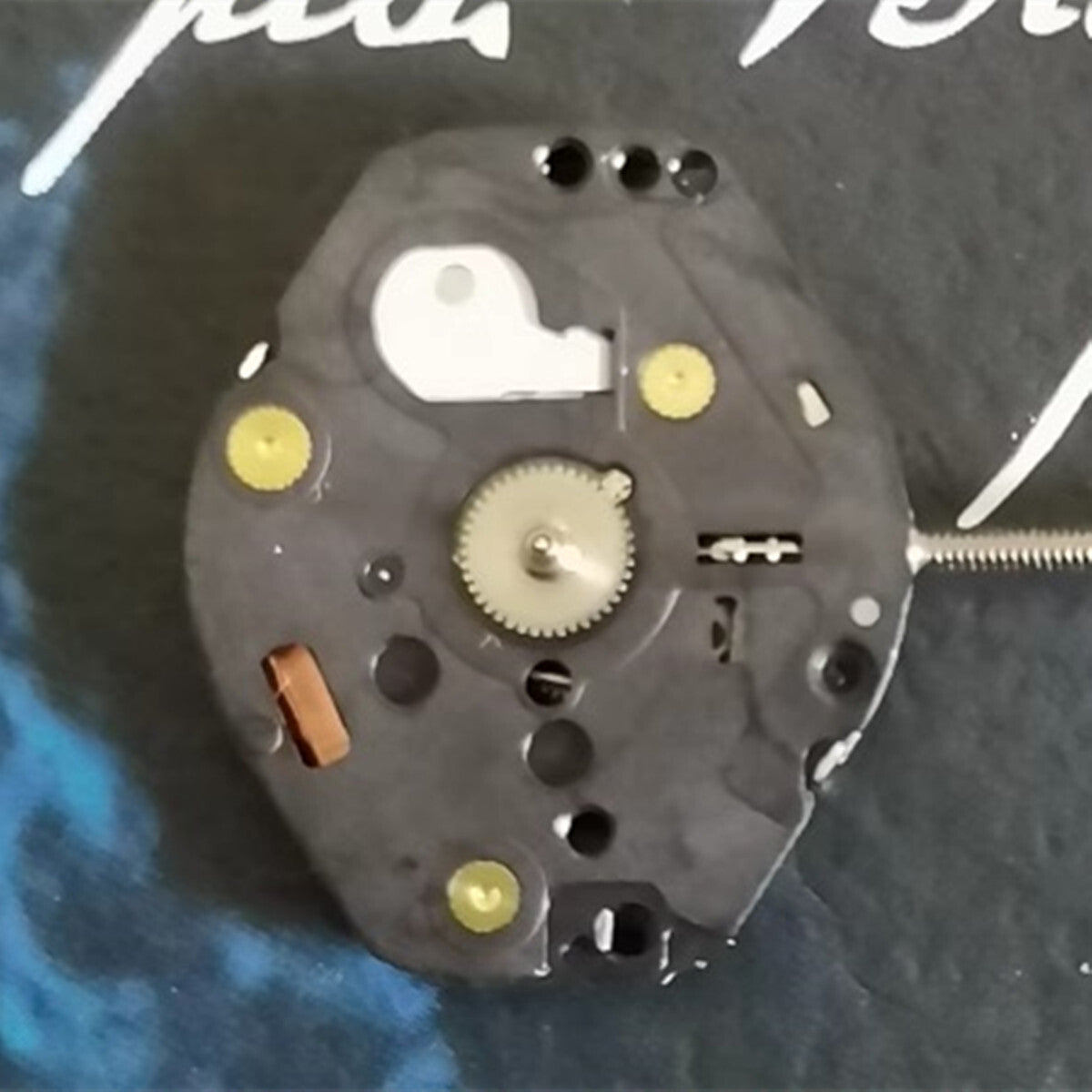 Orient HY520 quartz watch movement with 3 hands, no jewels or calendar, for precise timekeeping.