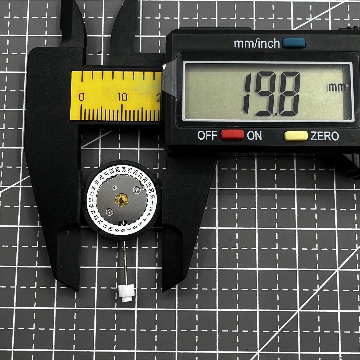 Swiss ISA Quarzuhrwerk K83 103 watch movement with date at 3 o'clock and three hands for precision timekeeping.