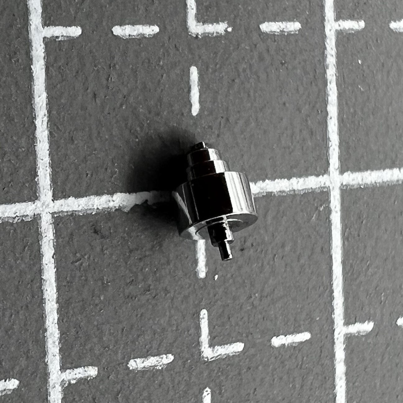 Komplette Zugfeder mit Achse f�r Omega Werk 3313 3303, pr�zises Ersatzteil f�r Uhrenreparatur.