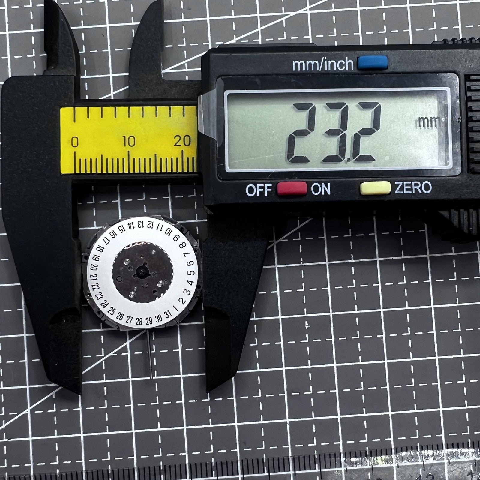 Japan Miyota Quarzwerk 4U12 watch movement with single calendar date at 6 o'clock for precise timekeeping.
