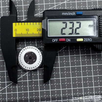Japan Miyota Quarzwerk 4U12 watch movement with single calendar date at 6 o'clock for precise timekeeping.