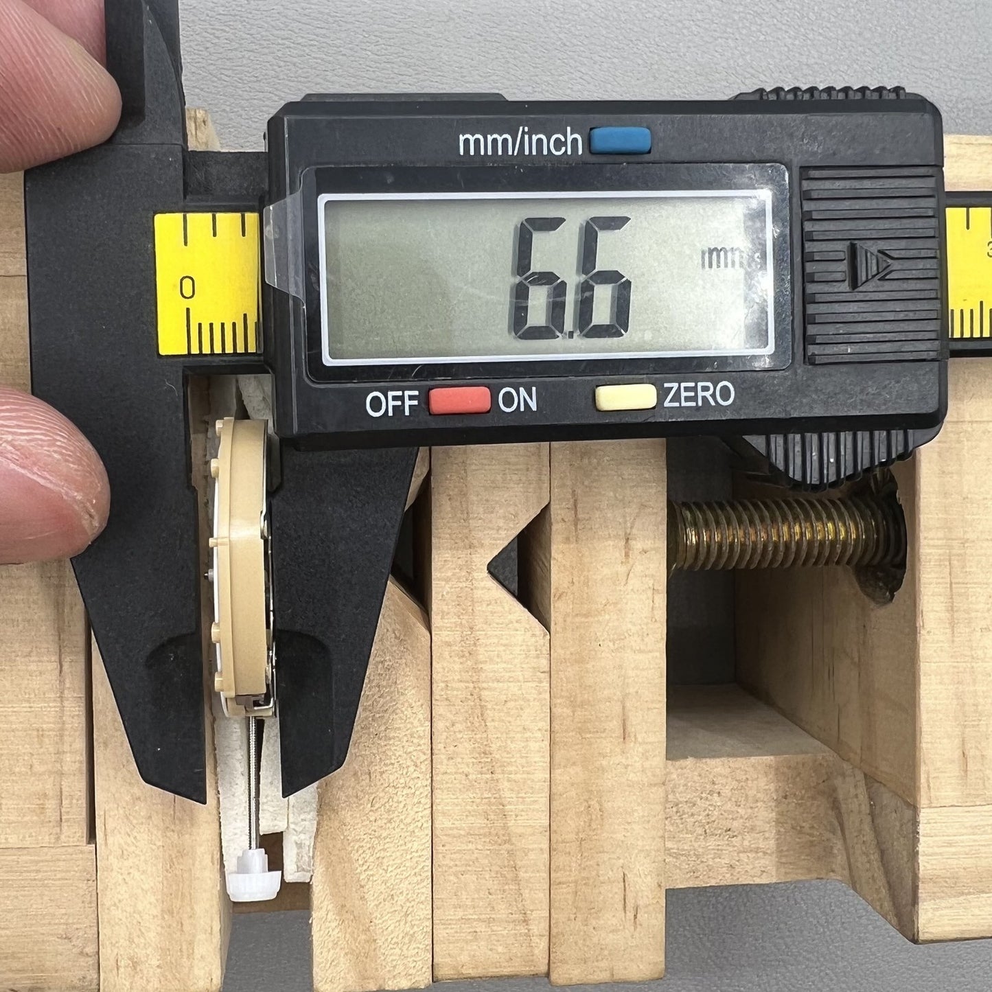 2 Stck Sunon PE60 Quarzuhrwerk mit 3 Zeigern Datum bei 3 Kleine Sekunde bei 6