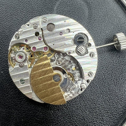 Mechanische Uhr mit einfachem Kalender und goldenem Rotor von Hangzhou, elegant und pr�zise.