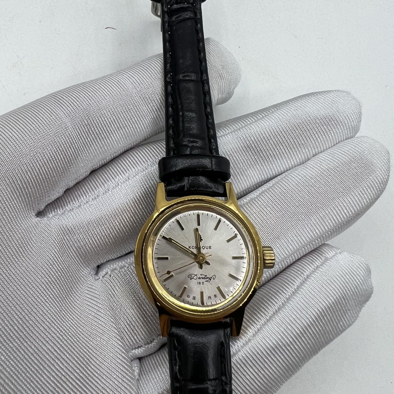 27mm Kongque watch with silver dial, golden markers, 19-jewel manual mechanical movement, China made.