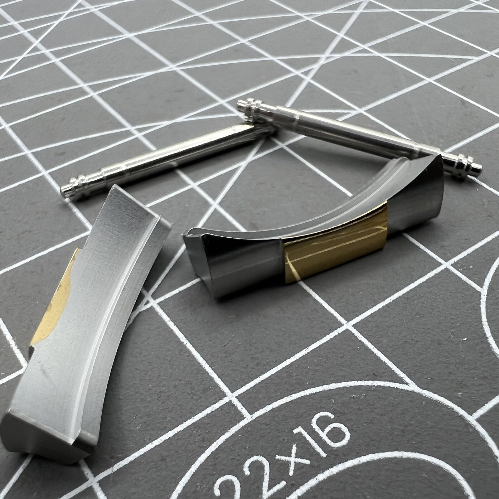 Curved end links for Daytona watch band, 20/21mm width, ensuring seamless bracelet connection.