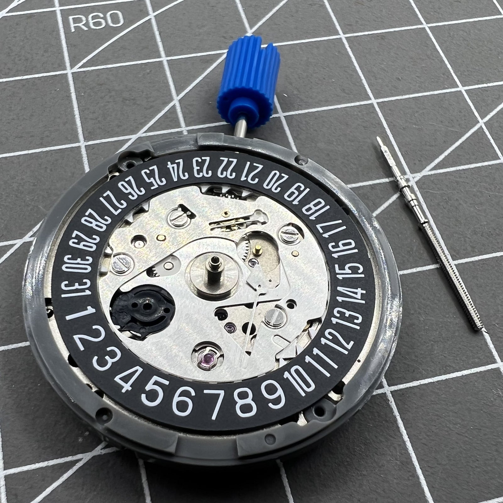 Seiko Automatikwerk NH35A mit schwarzem Zifferblatt und Datum bei 6 Uhr, 24 Rubinlager.