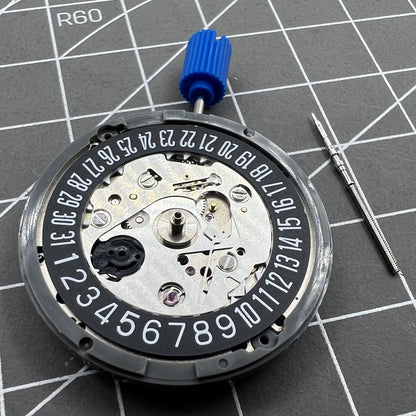 Seiko Automatikwerk NH35A mit schwarzem Zifferblatt und Datum bei 6 Uhr, 24 Rubinlager.