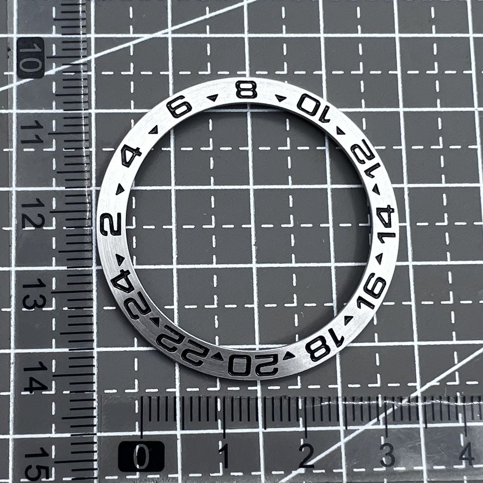 Silberner 38mm GMT Keramik L�nette, langlebig und pr�zise f�r mechanische Herrenuhr 40mm, ideal f�r Uhrenthusiasten.
