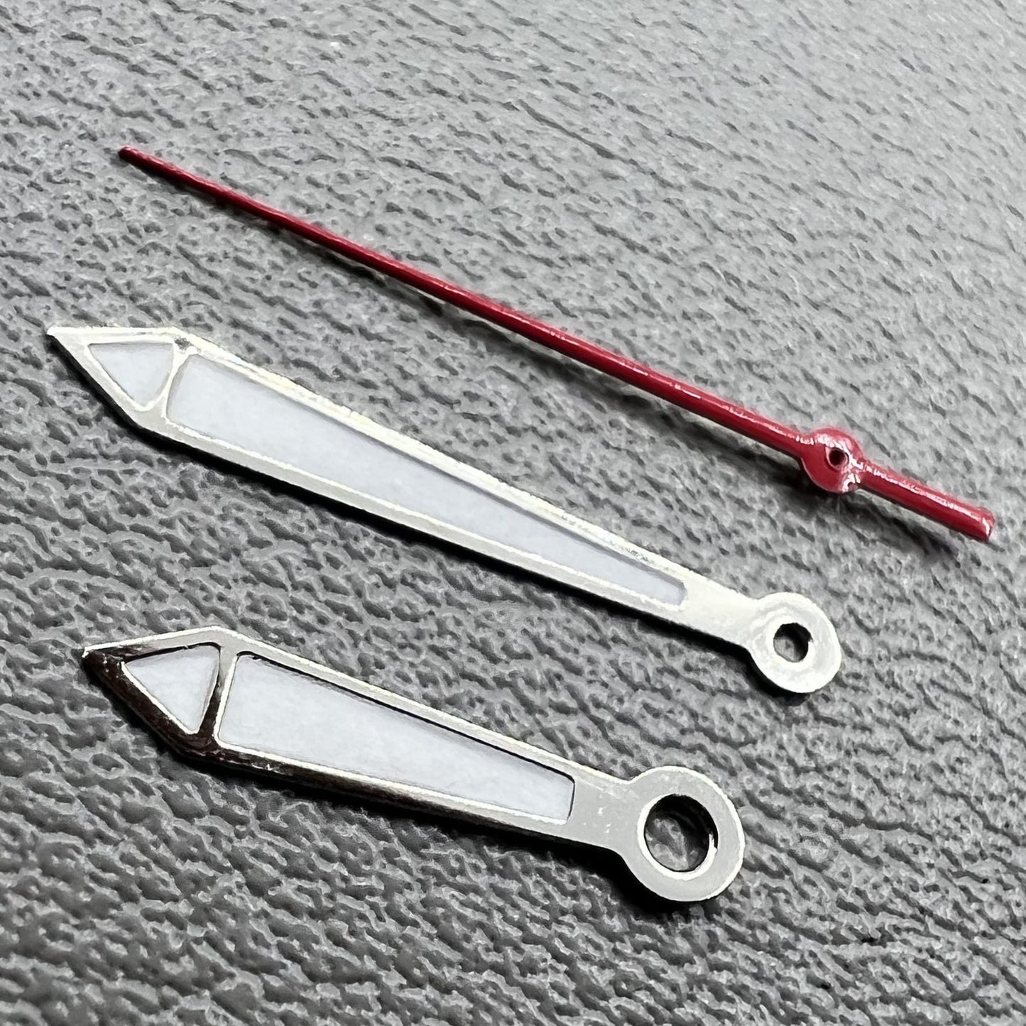 Silver-trimmed red second hand with green lume hour/minute hands for Ronda 515 watches, 2 sets per pack.
