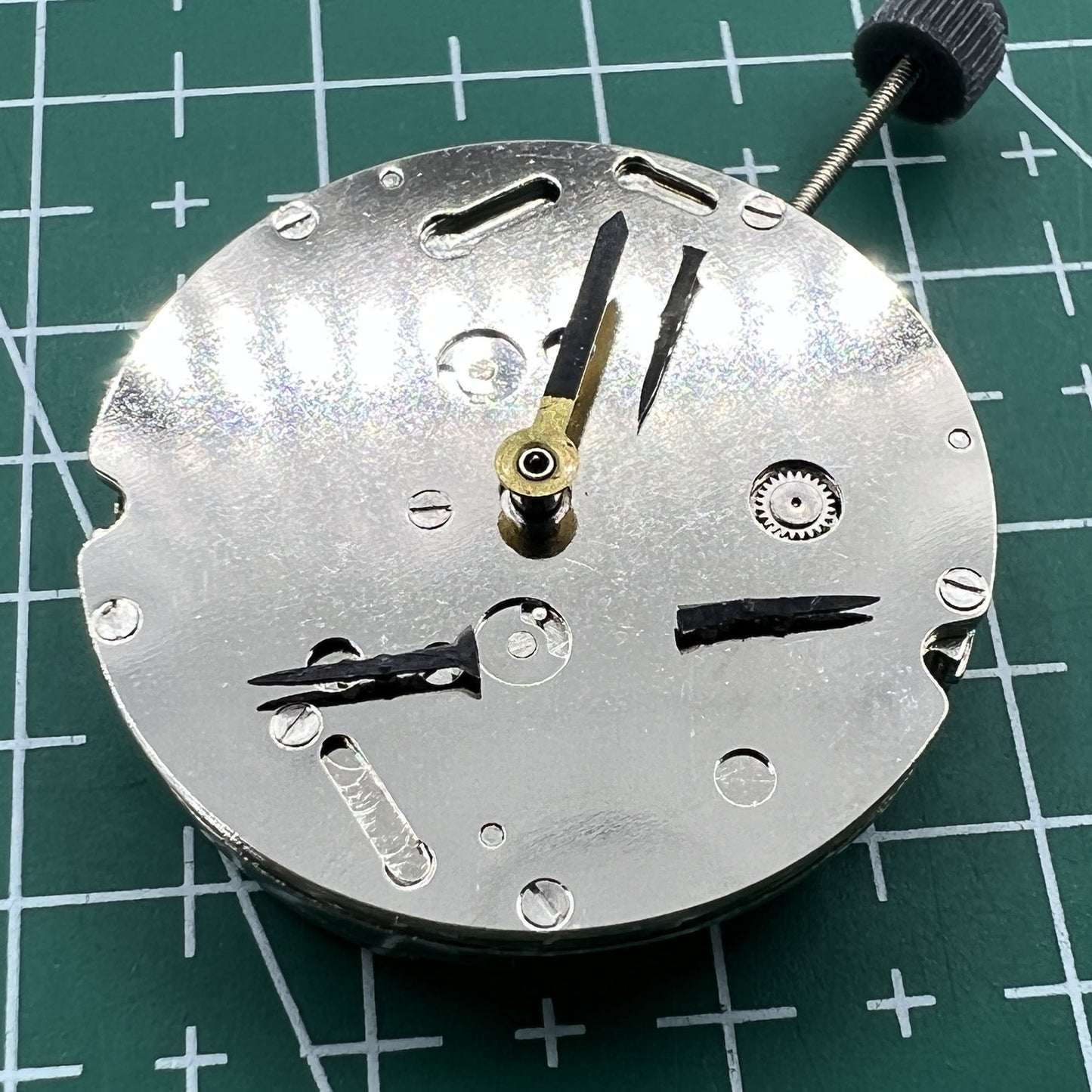Wholesale DG2813 mechanical watch movement showing three large hands and small seconds subdial at 6 o?clock without calendar feature.