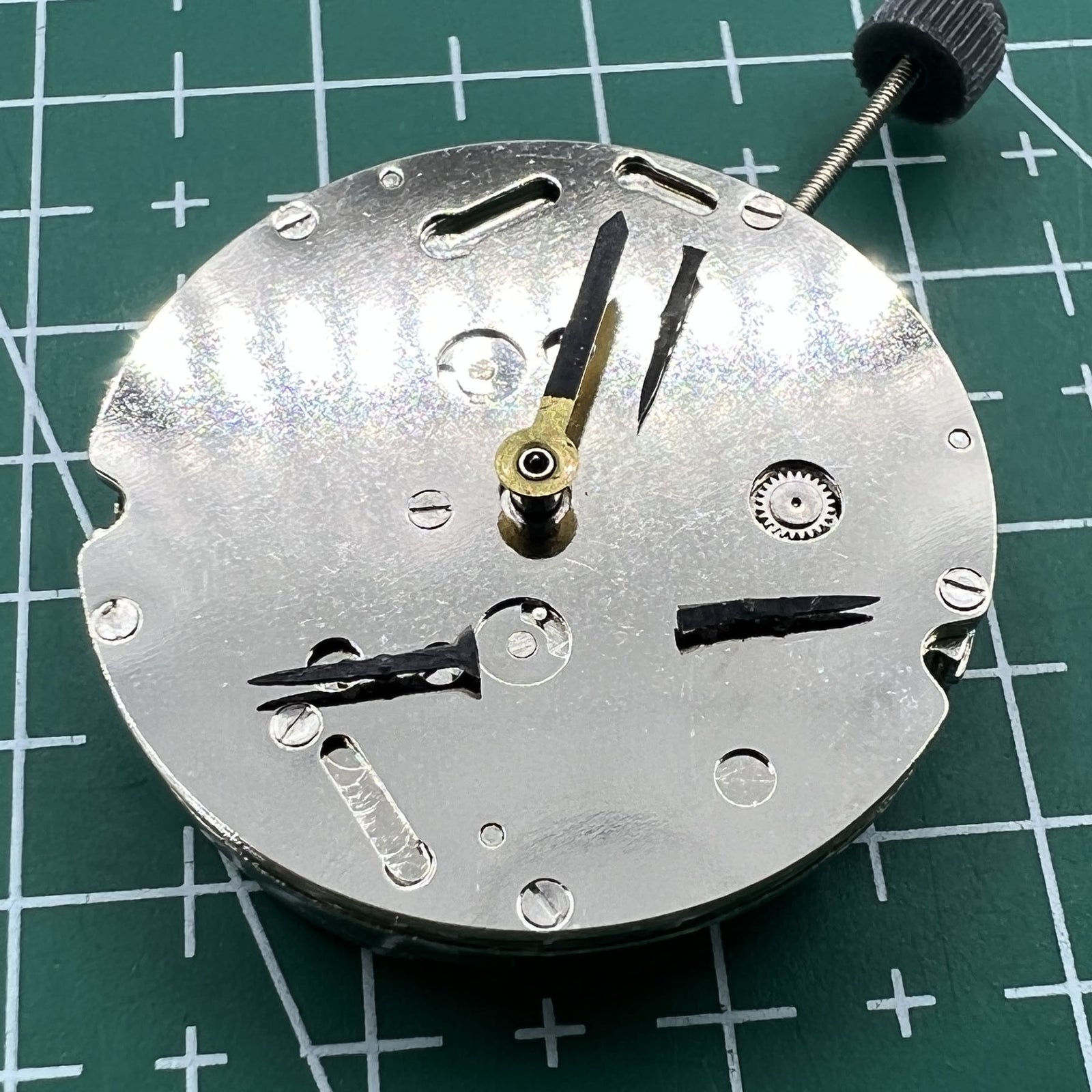 Wholesale DG2813 mechanical watch movement showing three large hands and small seconds subdial at 6 o?clock without calendar feature.