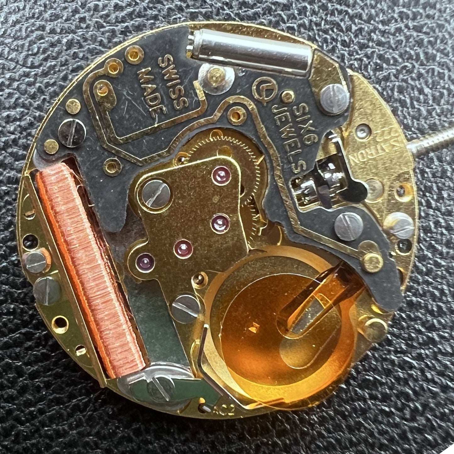 Swiss ISA 222 Quarzwerk watch movement with 2 hands, no calendar, precision accessory by Swiss ISA.