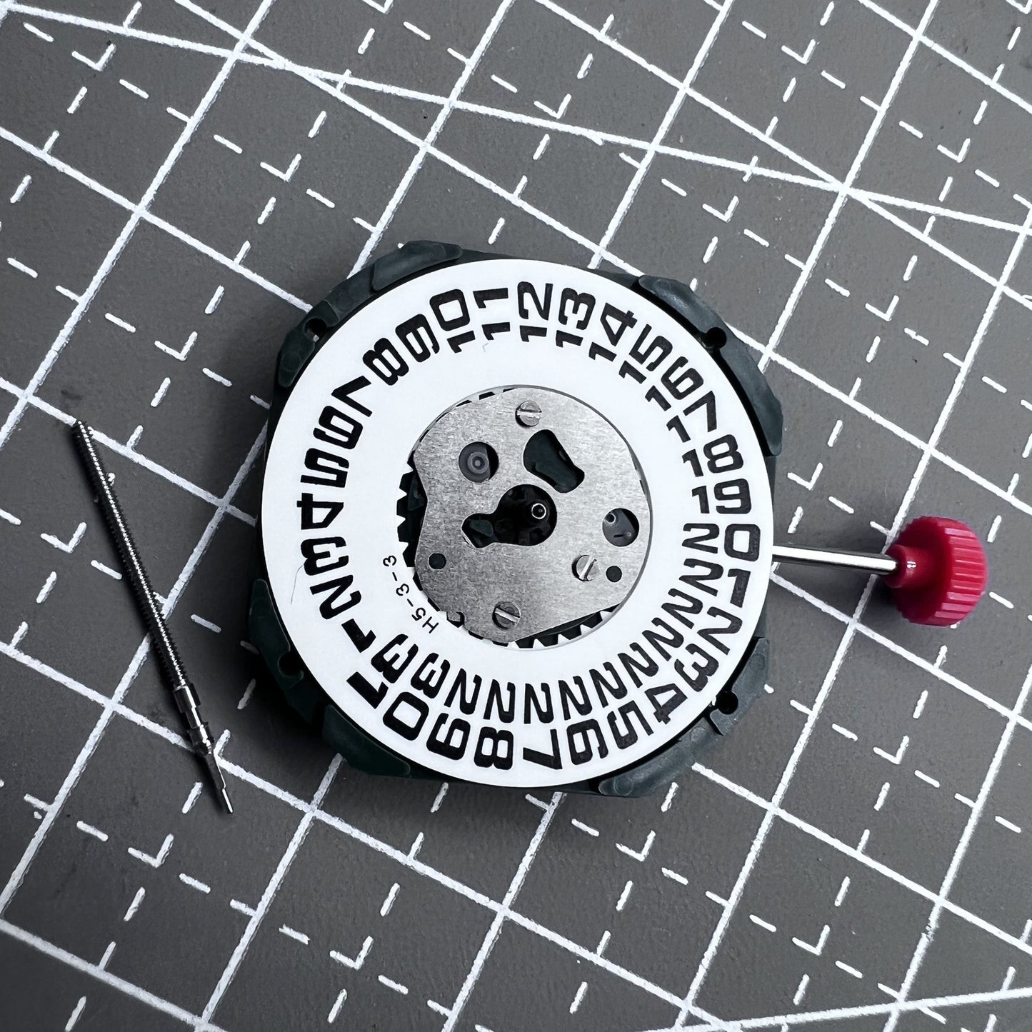 Miyota 2353 Quarzwerk Uhrwerk mit 3 Zeigern und gro�er Datumsanzeige bei 3 Uhr, pr�zise und zuverl�ssig.