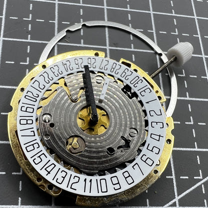Swiss ISA Quarzuhrwerk 8176-2050 watch movement with small seconds at 2 o'clock and date at 6 o'clock for precision timekeeping.