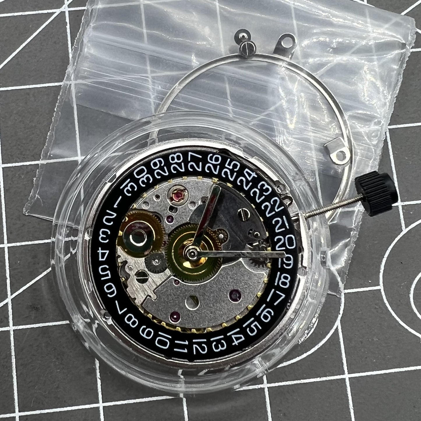 Schwarz Zifferblatt mit Seagull 2824 mechanischem Uhrwerk, Einzeldatum bei 3 Uhr, hochwertige Uhrwerkkomponente.