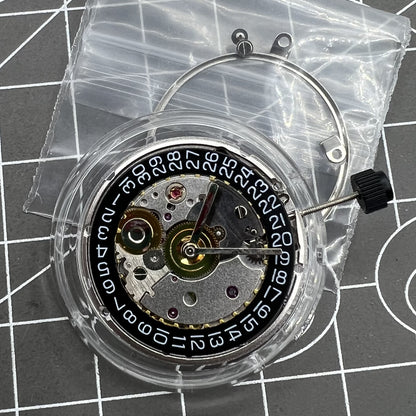 Schwarz Zifferblatt mit Seagull 2824 mechanischem Uhrwerk, Einzeldatum bei 3 Uhr, hochwertige Uhrwerkkomponente.