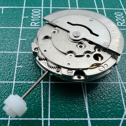 Wholesale China Made 2813 mechanical watch movement featuring single calendar date at 3 o'clock, precision timing.