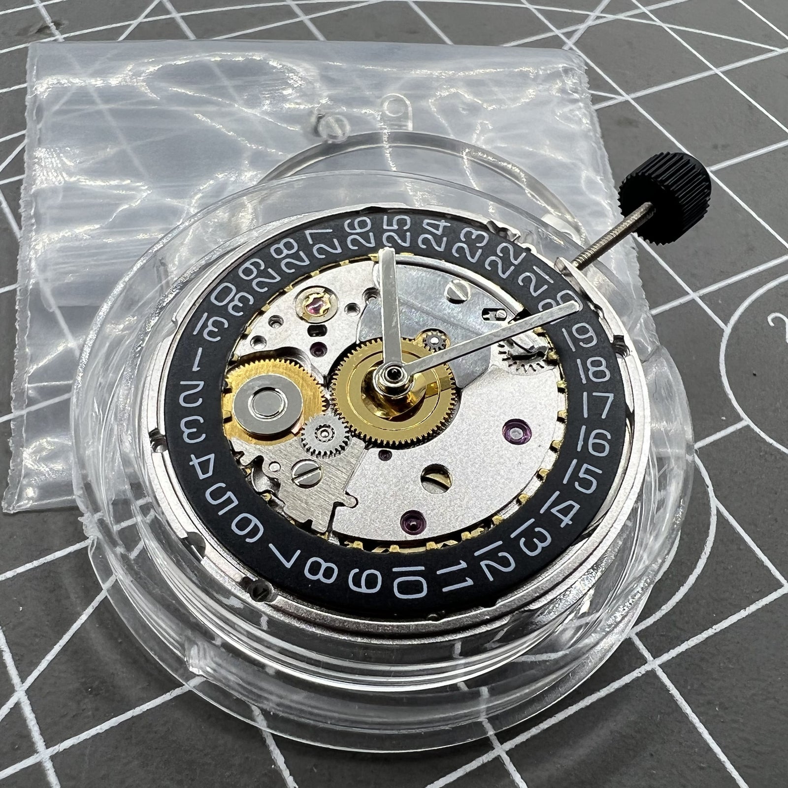 Schwarz Zifferblatt mit Seagull 2824 mechanischem Uhrwerk, Einzeldatum bei 3 Uhr, hochwertige Uhrwerkkomponente.
