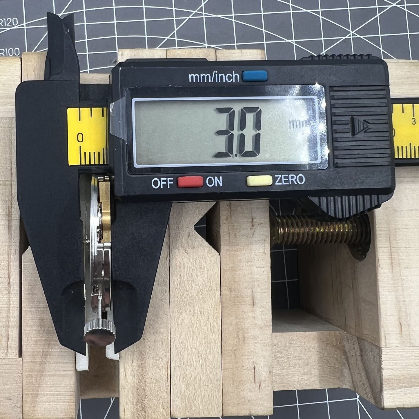 Hangzhou Golden Rotor mechanical watch movement displaying single date calendar in sleek design