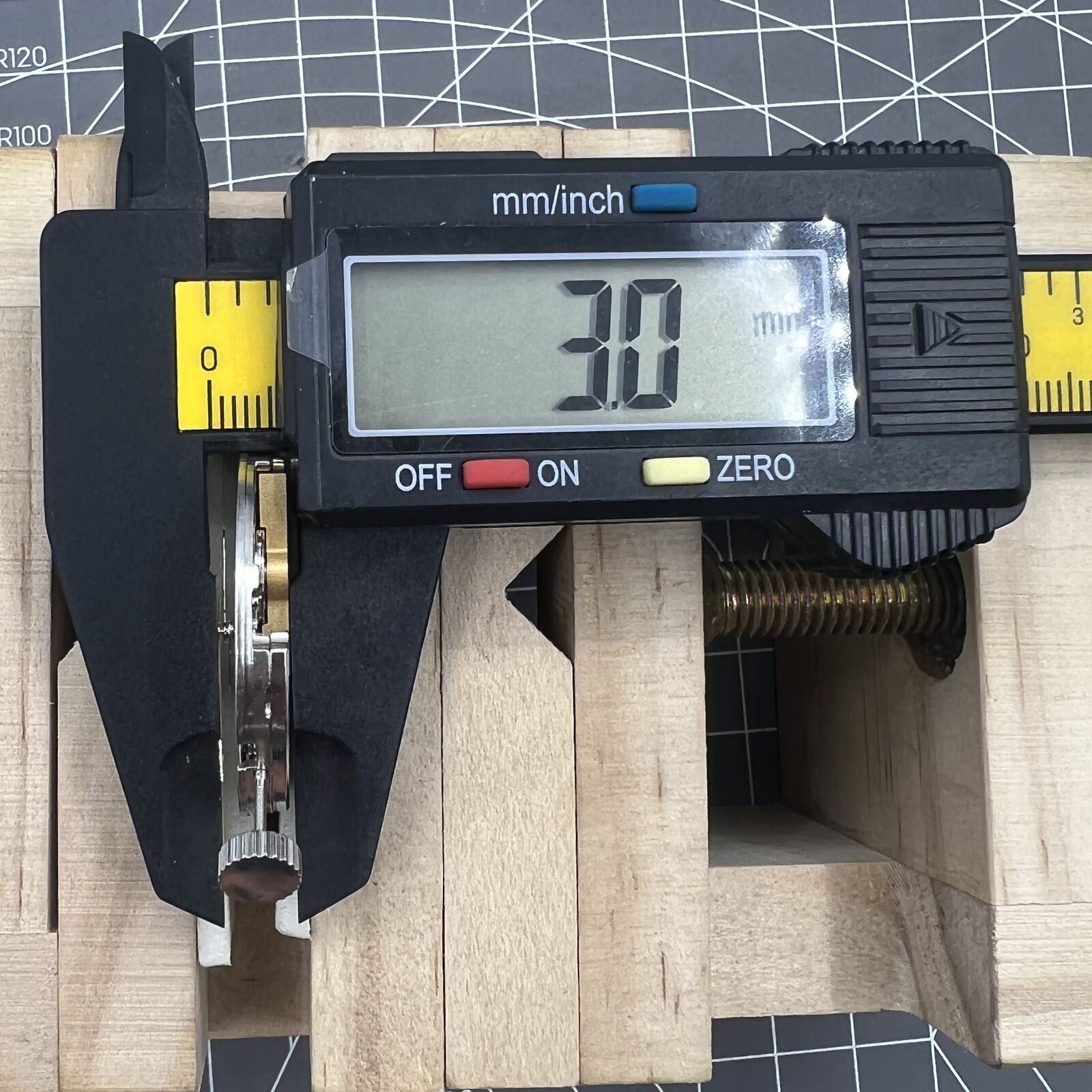 Hangzhou Golden Rotor mechanical watch movement displaying single date calendar in sleek design