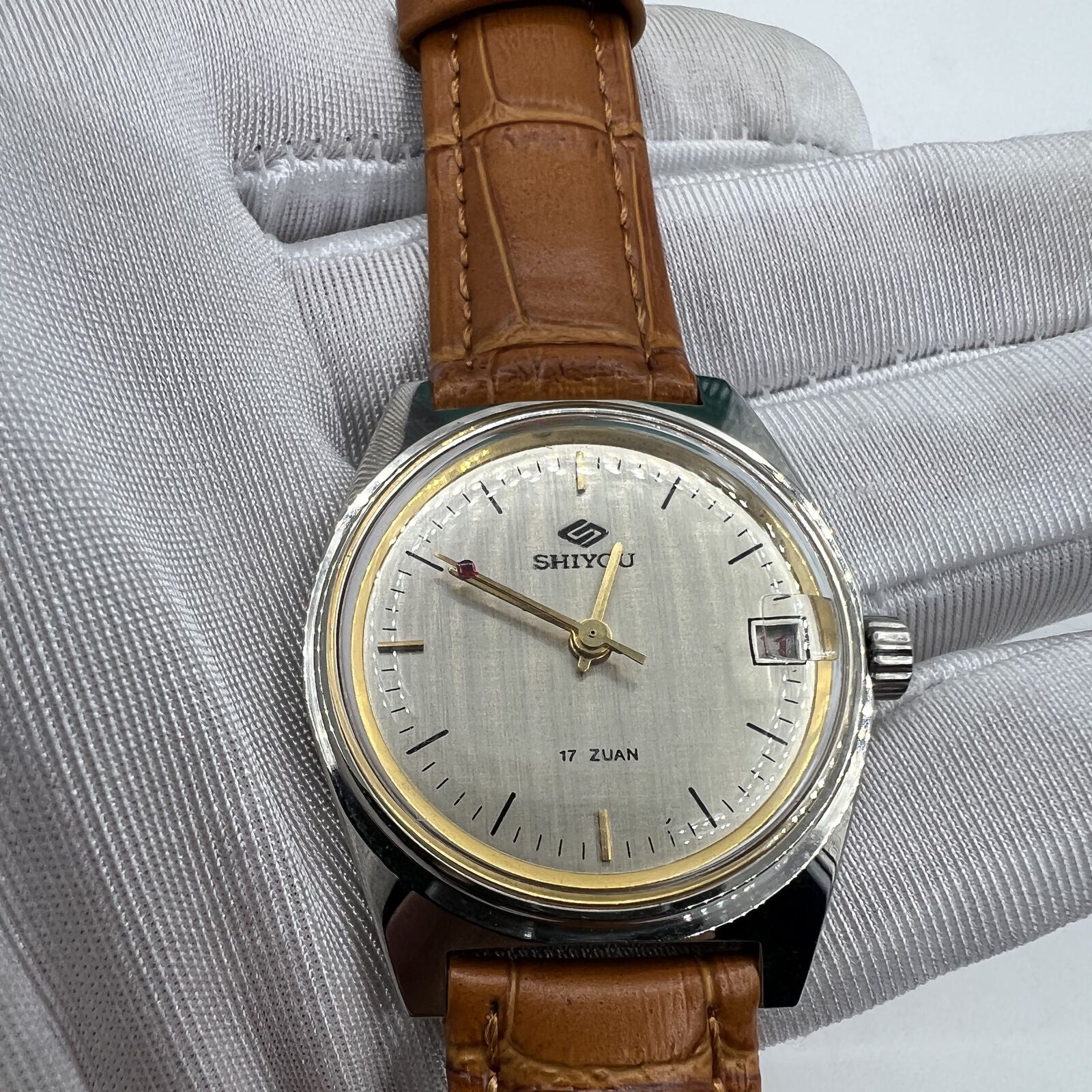 Shiyou 32mm grey manual mechanical watch with 17 jewels, single date display, and elegant design.