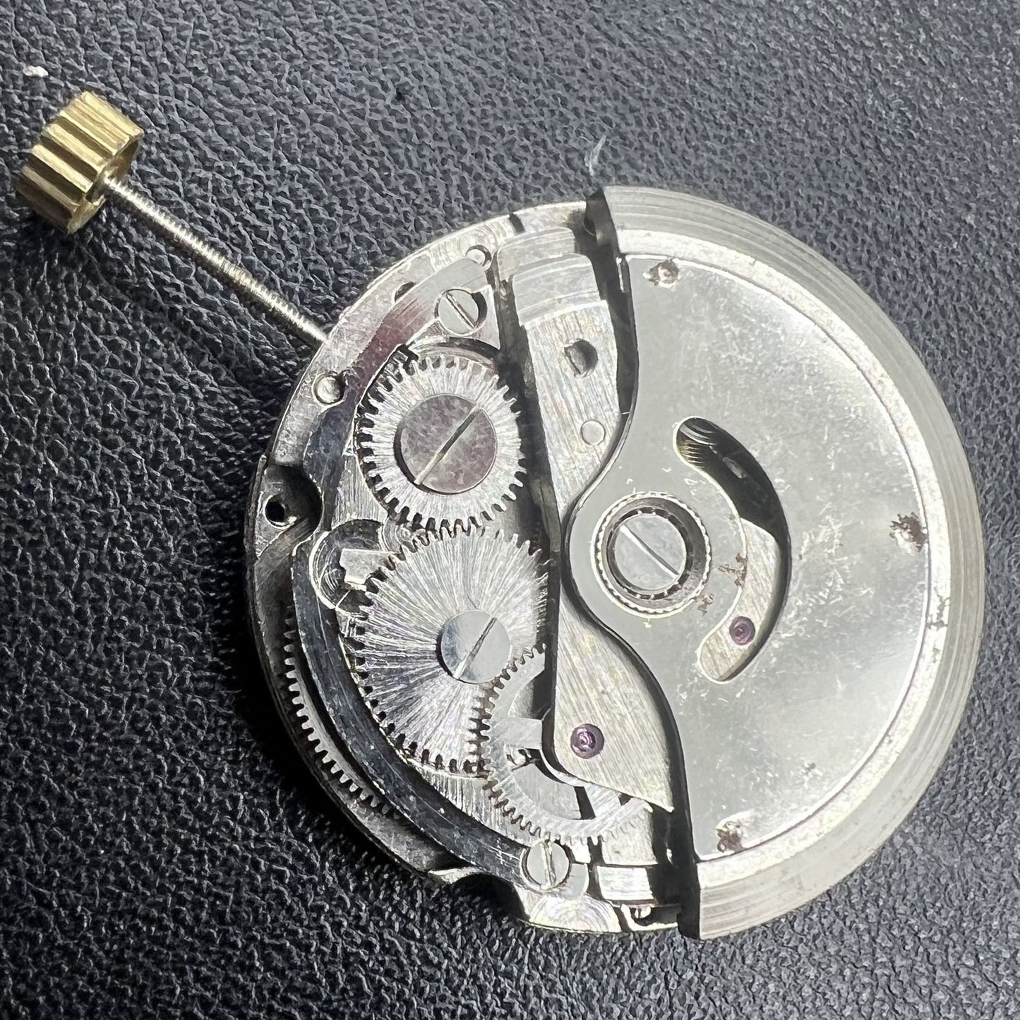 Shanghai 8120 mechanical watch movement, Automatikwerk for practice and disassembly, precision engineering.