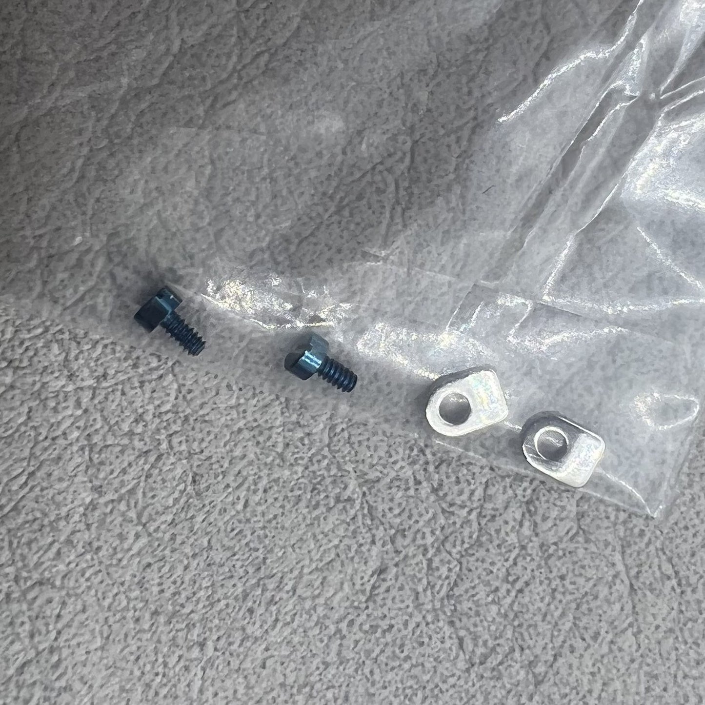 Blaue Schrauben 4 Stück und Silberne Klemmen 4 Stück passend für Seagull ST3600