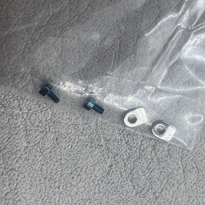 Blaue Schrauben 4 Stück und Silberne Klemmen 4 Stück passend für Seagull ST3600