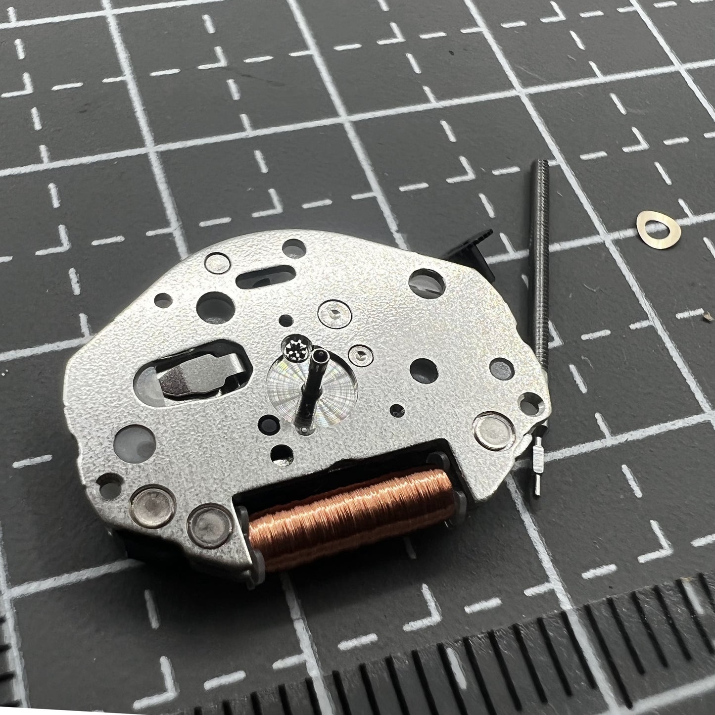 2 Stück Miyota 2033 Quarz Uhrwerk mit hohem Pinion H5 und Uhrenwelle