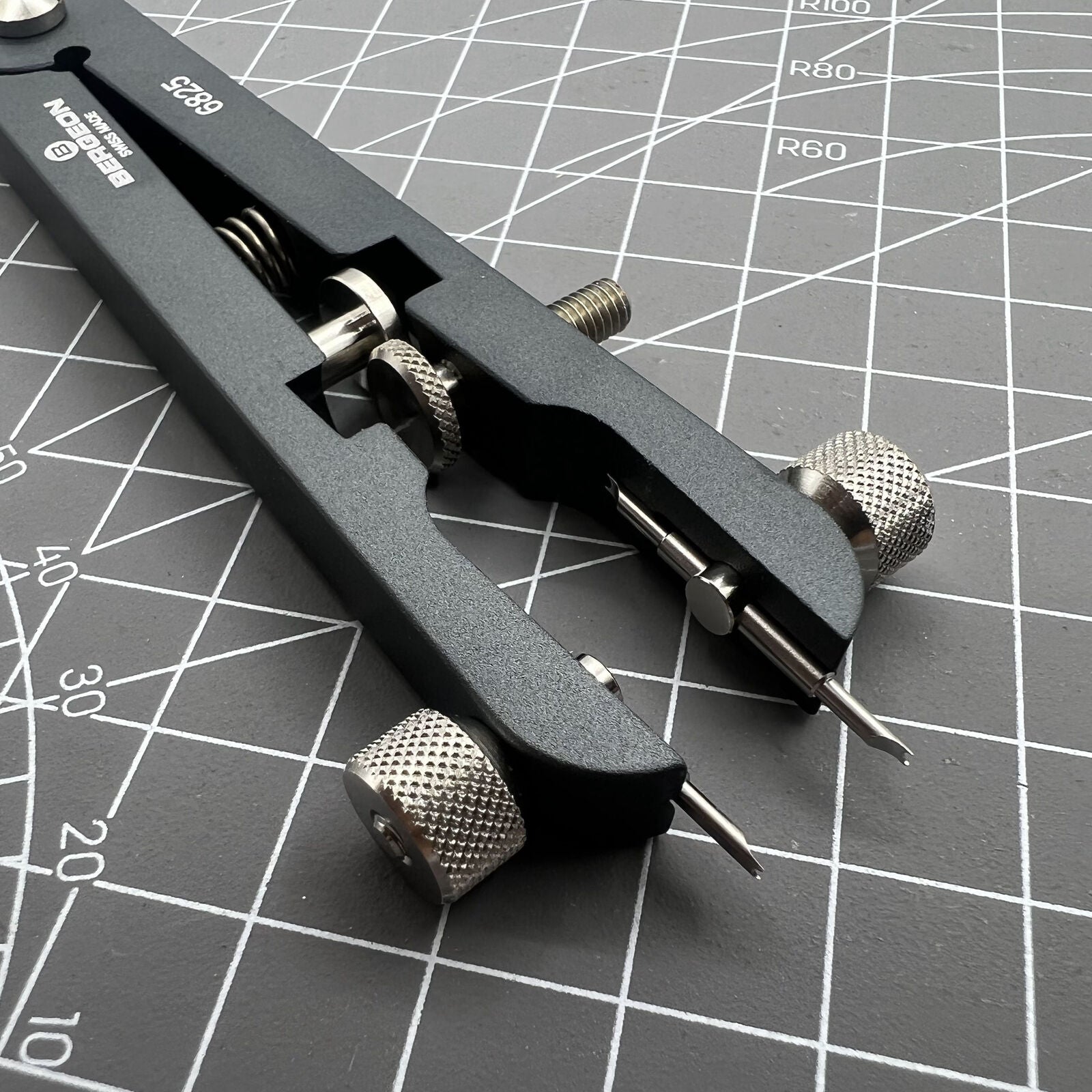 Bergeon 6825-PF spring bar pliers for precise watch bracelet removal with Swiss Made quality.