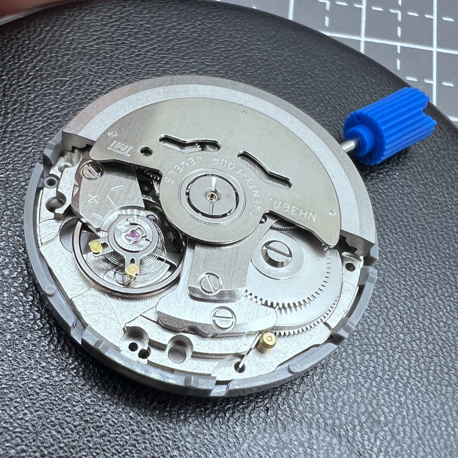 Seiko NH36A mechanisches Uhrwerk mit schwarzer Wochentaganzeige und Krone bei 3 Uhr - hochwertiges Uhrenzubeh�r.